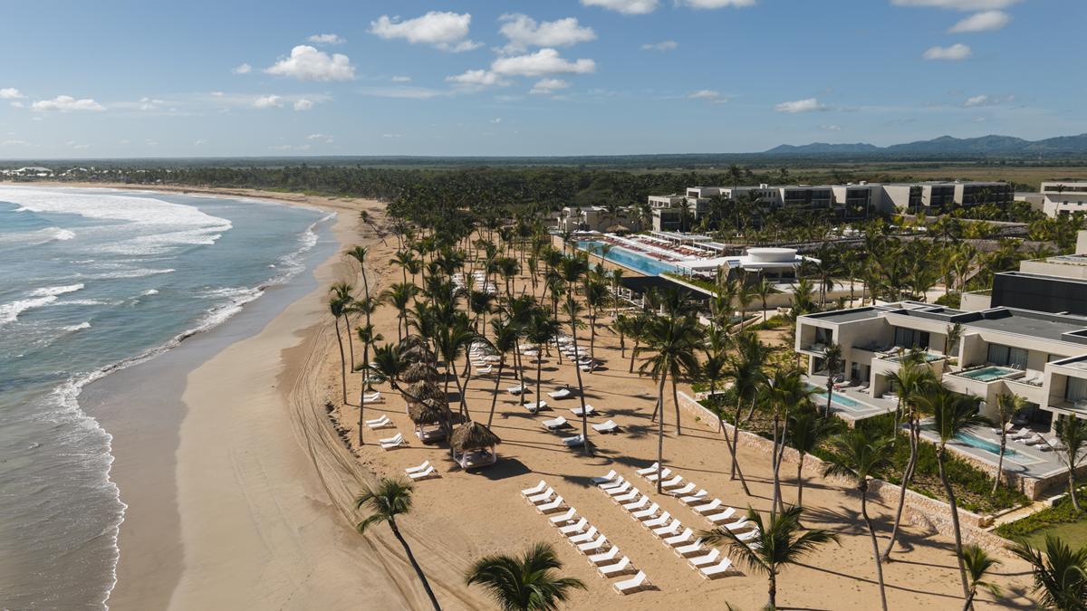 Spectacular view on swim up swimming pools and beach