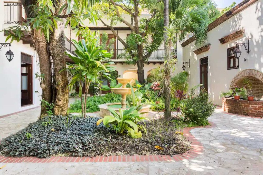 A historical Airbnb with courtyard and garden in the Colonial Zone