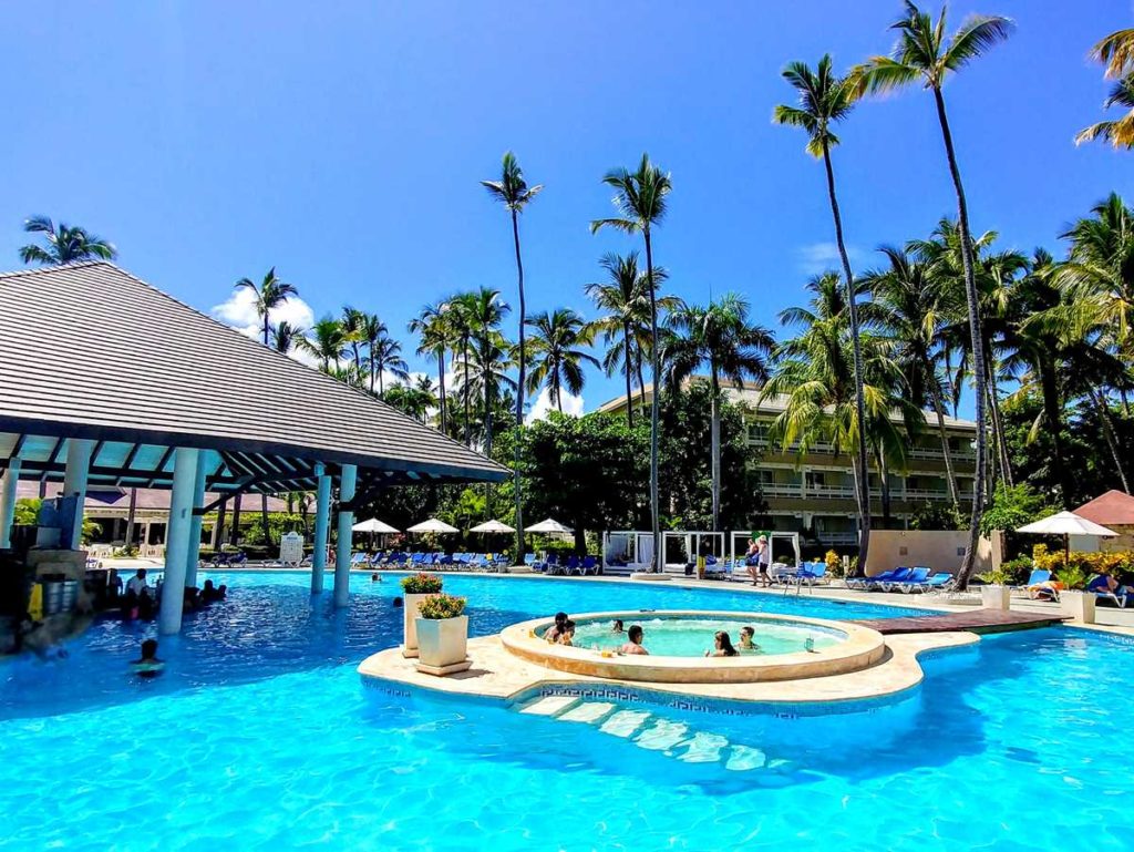 The pool area of Vista Sol Resort