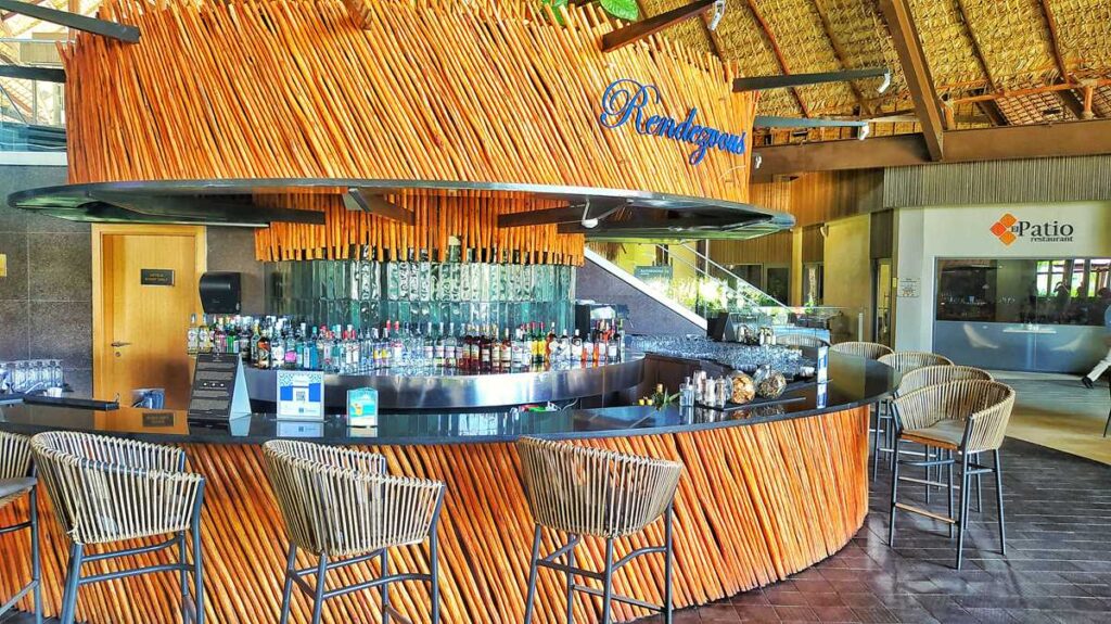 At Dreams Flora Punta Cana you can enjoy super cozy Conversations at the Lobby Bar