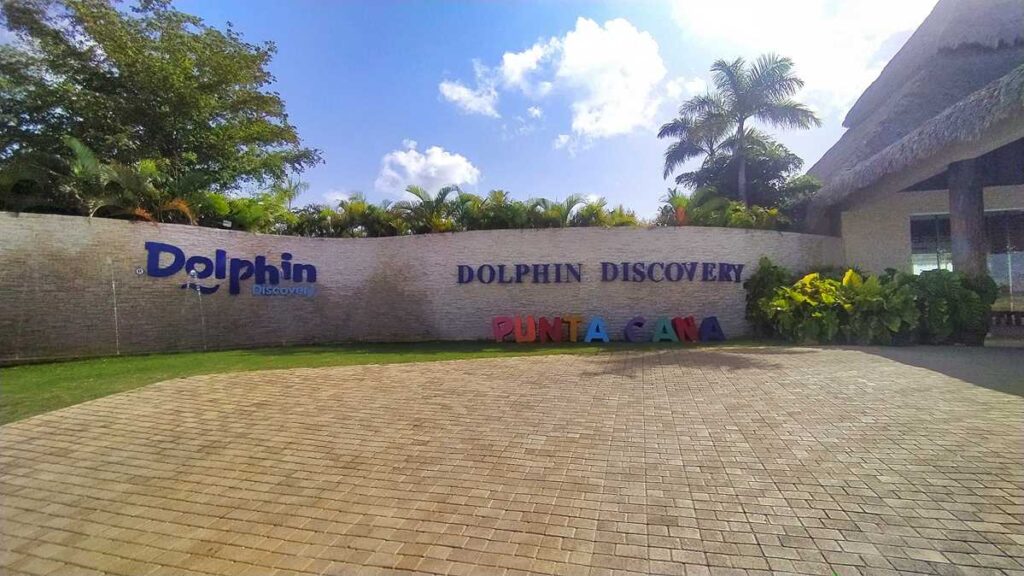 Dolphin Discovery Entrance