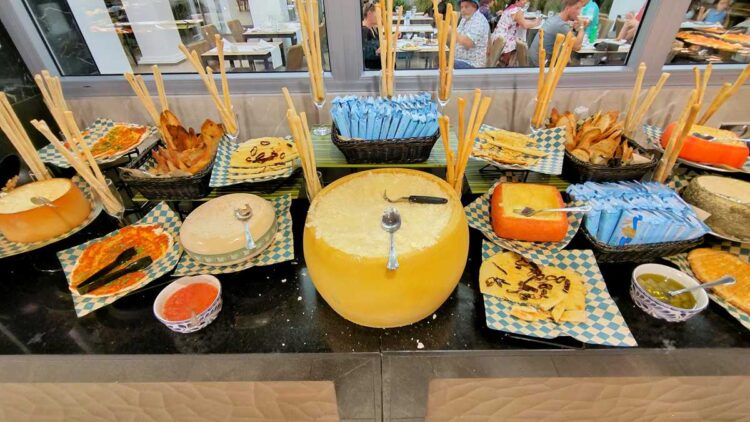 Riu Palace Bavaro: Buffet with diverse cheese options.