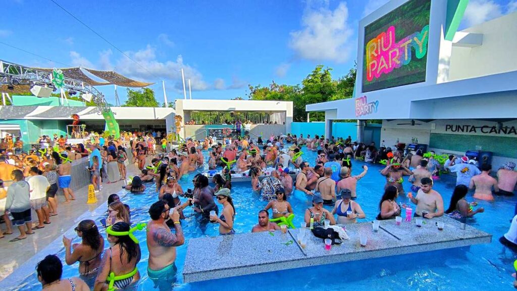 The Riu Party with live DJ and animation