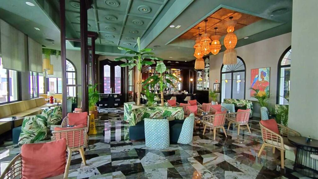 The lobby bar at Riu Palace Macao