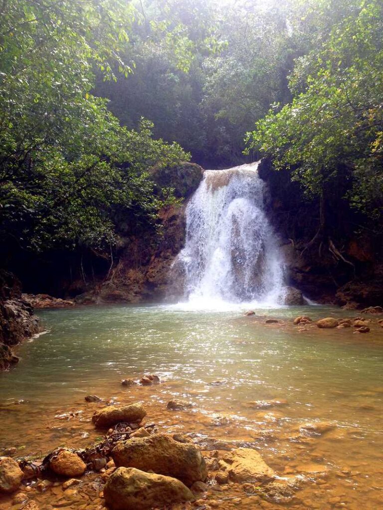 A smaller waterfall below Salto El Limon