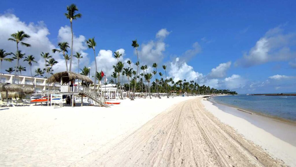 An open and spacious beach at Sunscape Coco Resort, perfect for relaxing and enjoying the sun