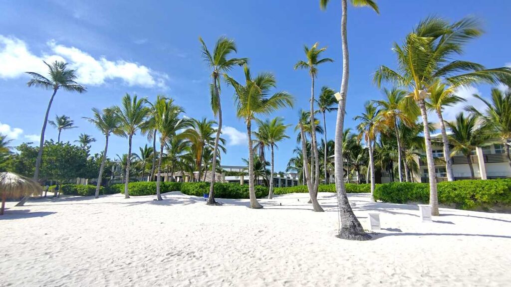 A wide sandy beach at Bakour Suites All Inclusive, ideal for walking and enjoying the sun