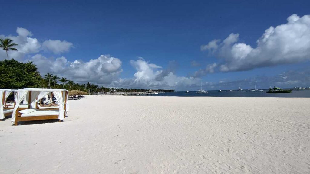 A wide, sandy beach at Bakour Suites Beach in Cabeza de Toro, perfect for relaxing and enjoying the sun
