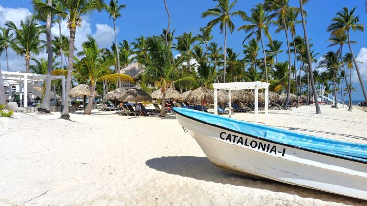 A stunning beach at Catalonia Bávaro Beach Resort with clear turquoise waters and white sand