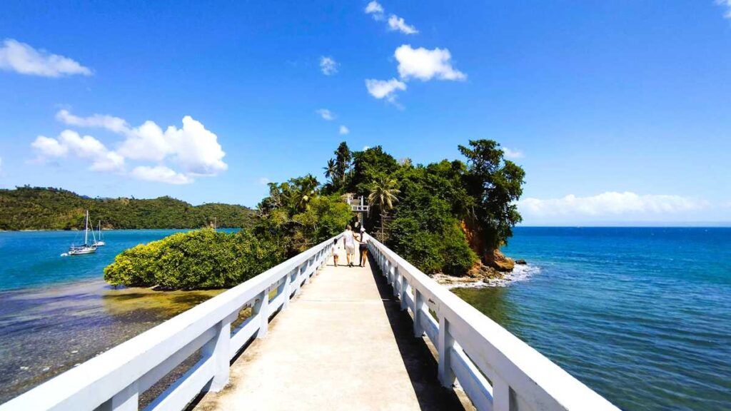 The walk over to Cayo Vigia, over the famous Samaná bridge
