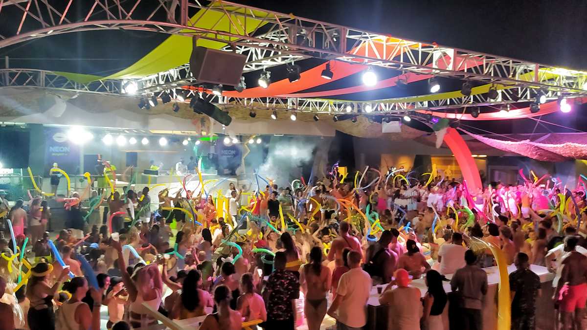 Amazing RIU Pool Party events at RIU Punta Cana - also at night