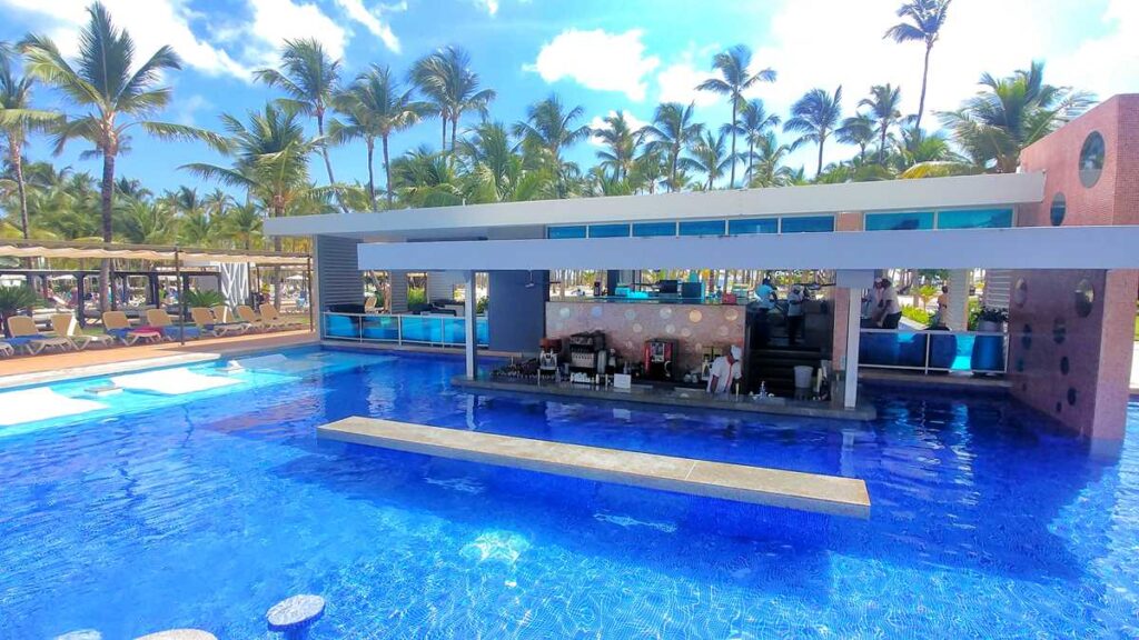 The swim-up bar at Riu Palace Macao Punta Cana