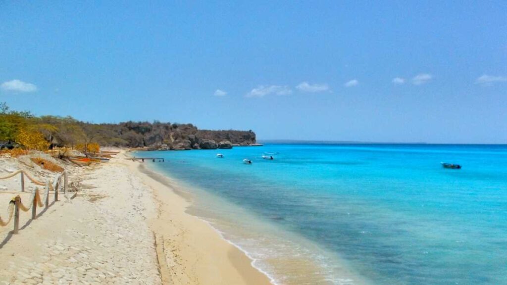 The wonderful beach at Cueva de las Águilas